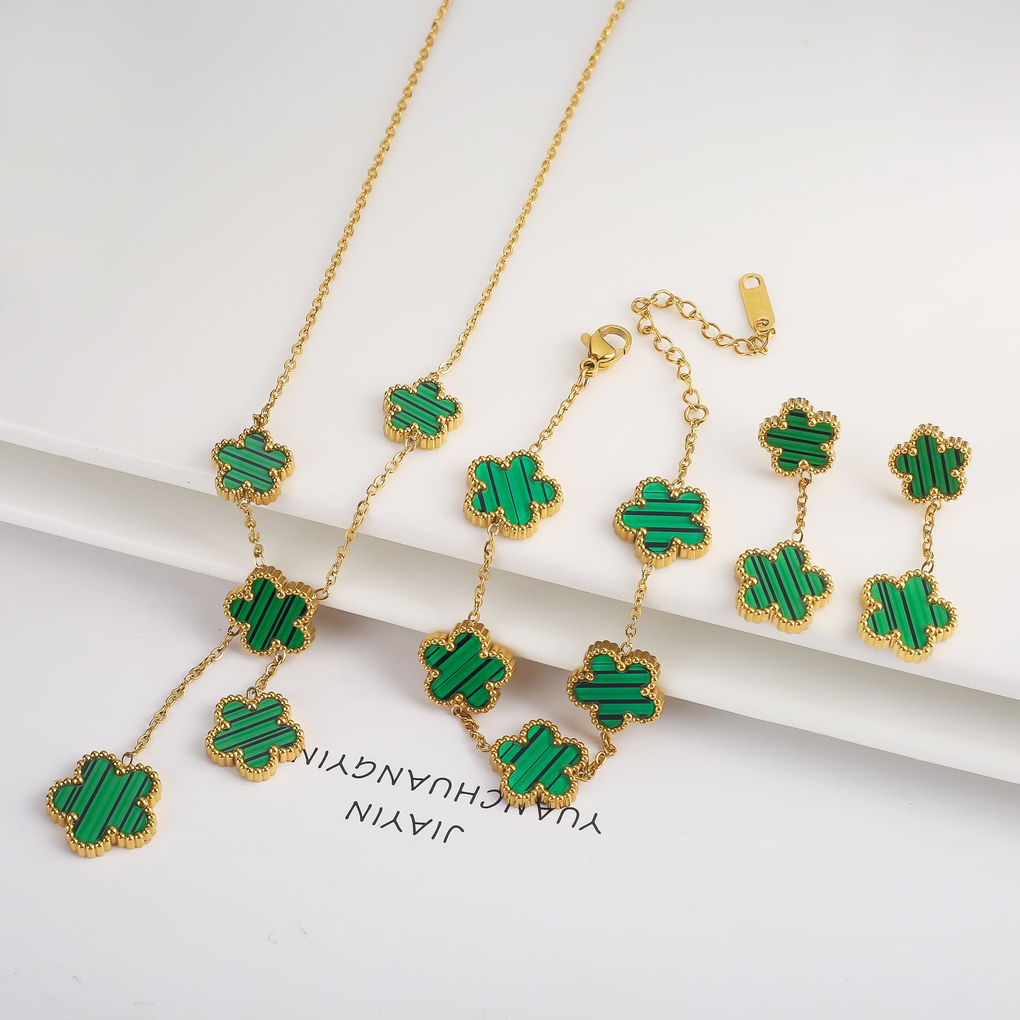 Ensemble de 3 pièces plaqué or 18 carats : collier, boucles d'oreilles et bracelet en forme de fleur à cinq feuilles. Bijou tendance pour femme, i