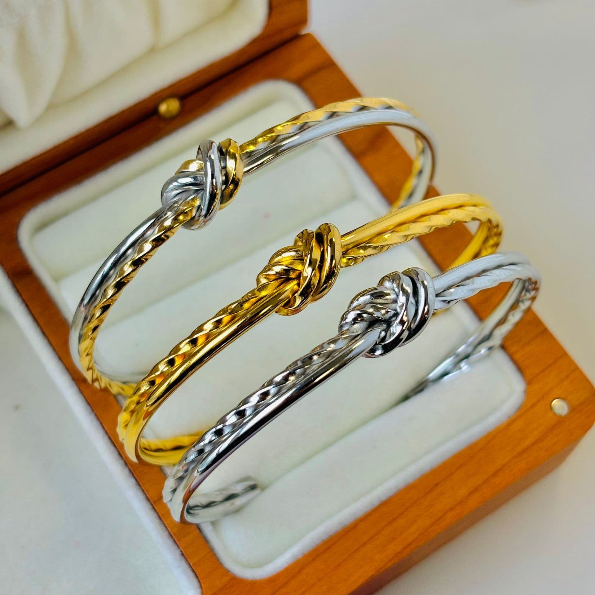 Women’s Jewelry Set Fashion Hot Selling Stainless Steel Open Twist Knot Bracelet Fashion Bow Retro Vacuum Plating Bracelet