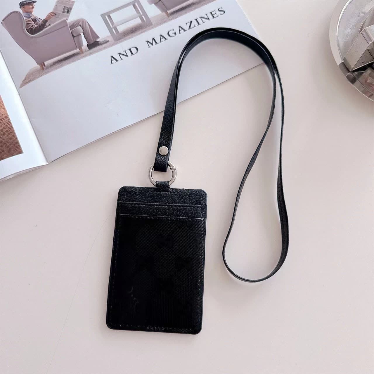 Insérer un badge de travail, un cordon, un porte-cou, un étui pour carte d'étudiant, une marque tendance
