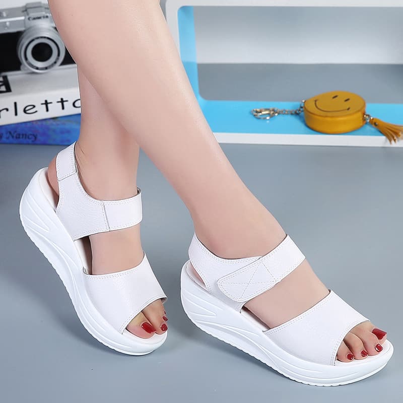 2025 New Summer Leather Thick Soled Sponge Cake Sandals Fashion Student Casual Women's Shoes