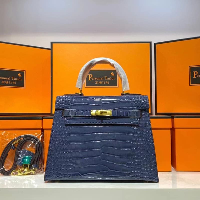 Sac à main Mini Kelly de deuxième génération en cuir véritable à motif crocodile pour femme (collection 2026), porté épaule.
