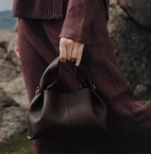 Sac à main bandoulière texturé style français, collection 2024, tendance « Cloud Dumpling » pour femmes.