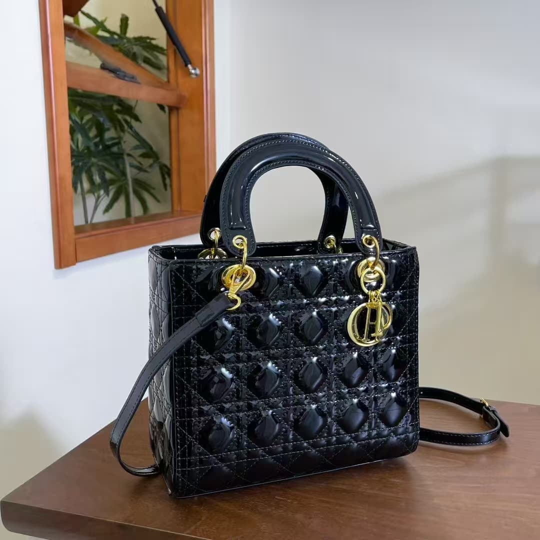 Sac à main matelassé brillant DIO-R Lady, avec poignée supérieure et bandoulière amovible, style tendance et finitions dorées. Un sac de luxe i