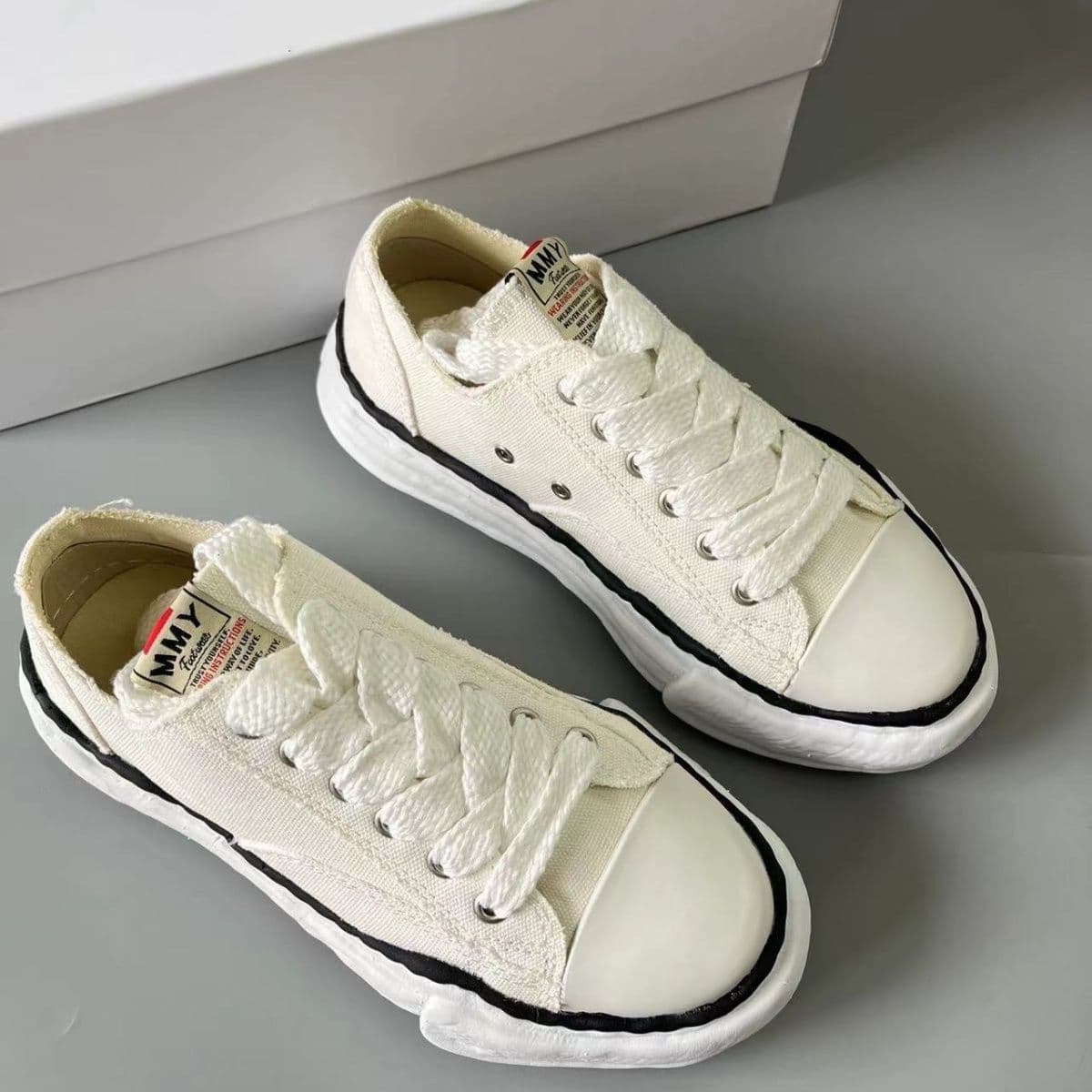 Chaussures « fondues » de Mihara Yasuhiro Mmy, même style que celles portées par Yu Wenle, baskets basses en toile, style classique décontract