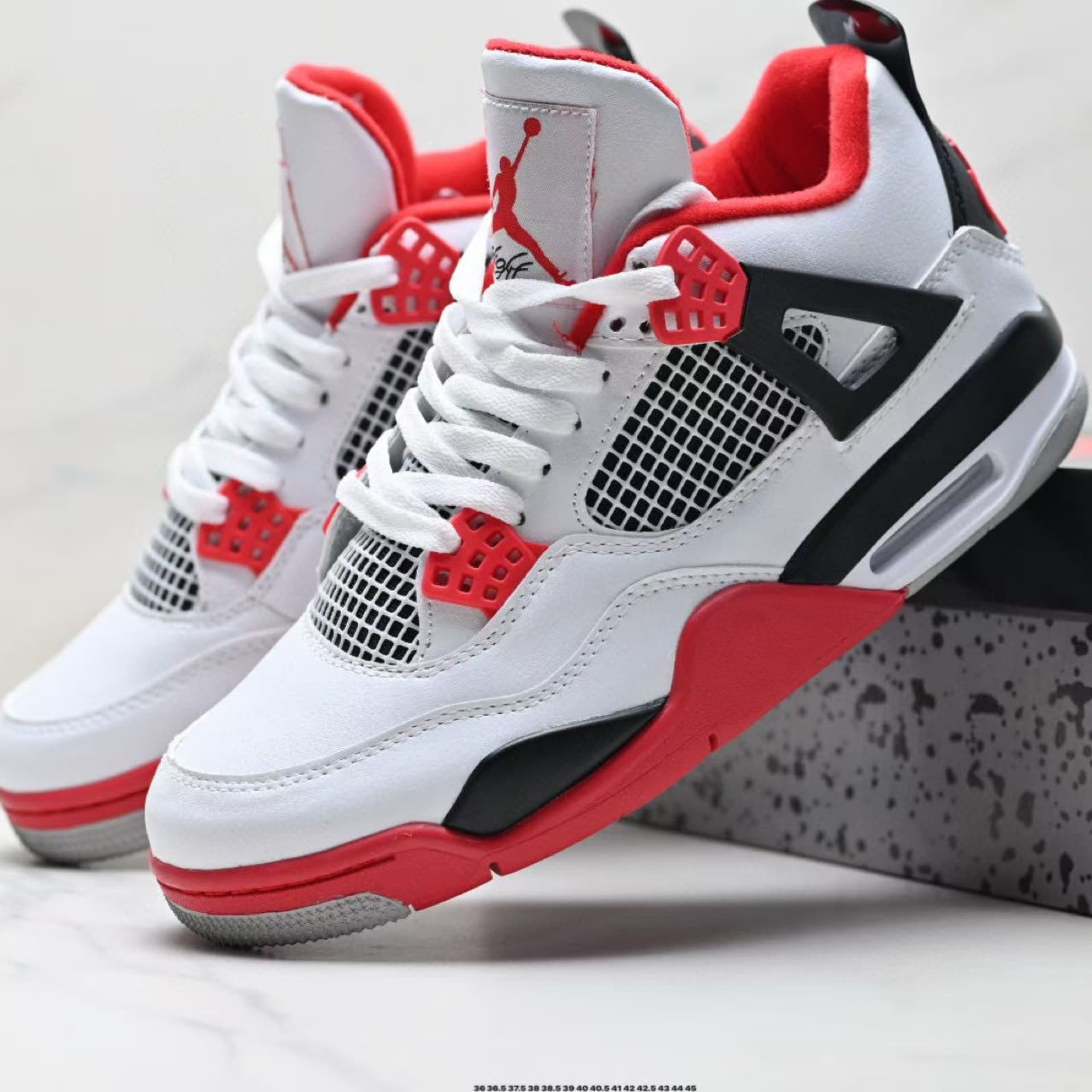 Baskets de basketball pratiques disponibles en blanc, vert, noir, jaune, rouge, bleu, modèles classiques Thunder Lightning, Jordan 4 montantes