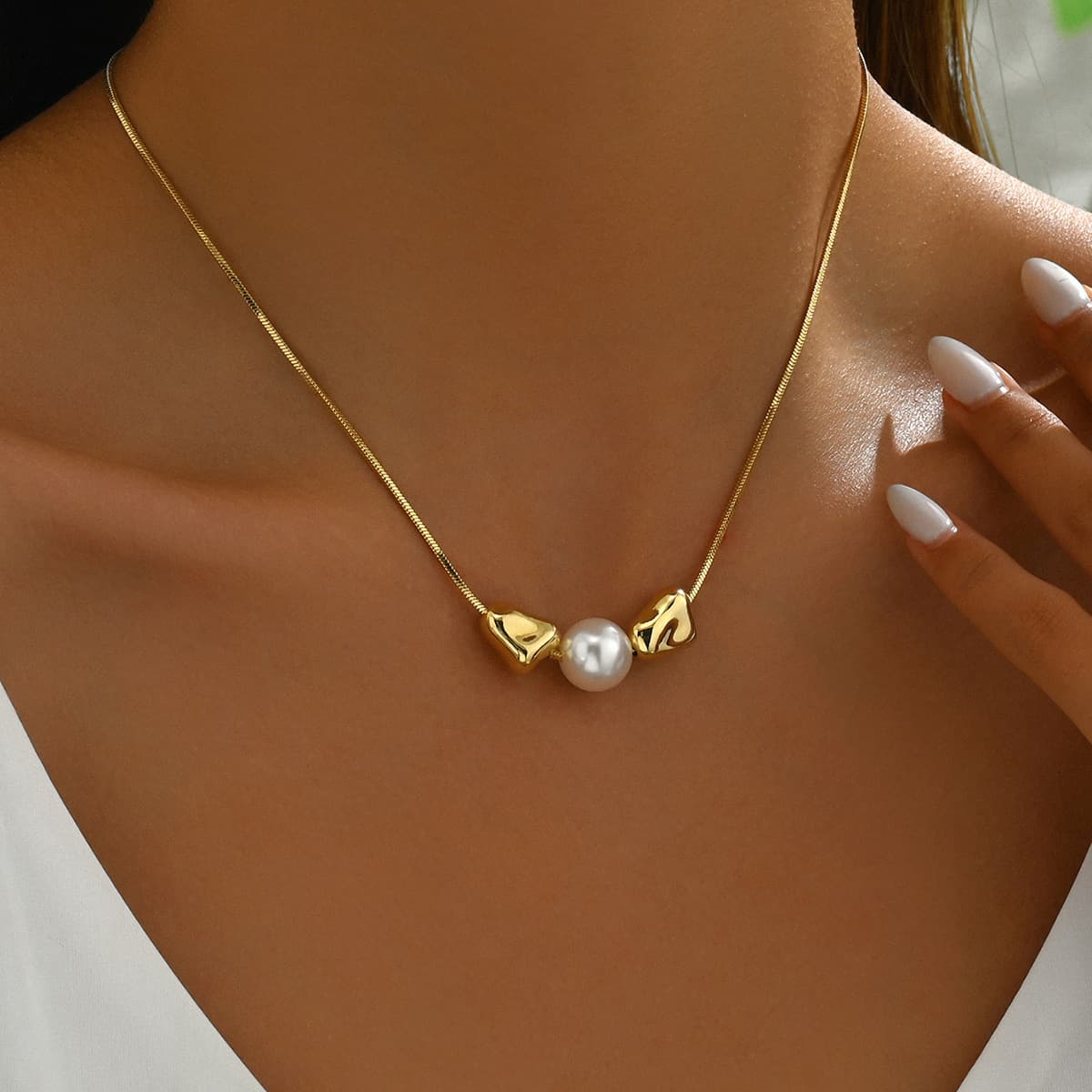 Geometric Light Luxury Style Ladies Long Necklace Versatile Pearl String Pleated Design Niche Clavicle Chain Jewelry