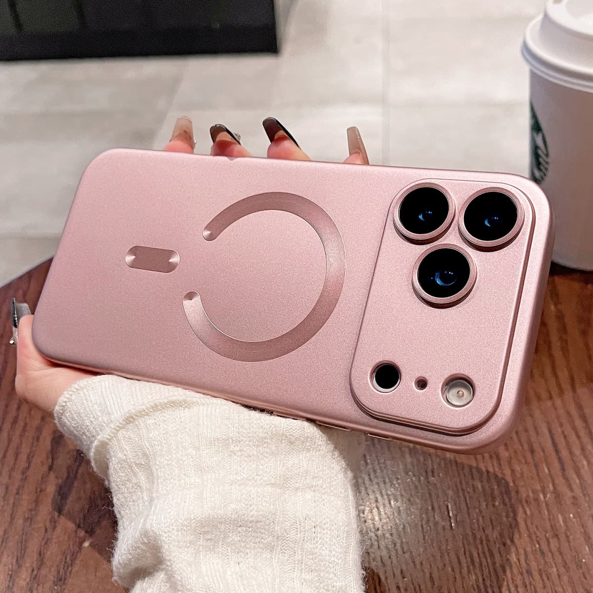 Coque souple magnétique à peinture métallisée pour iPhone 17 Air 16 E 15 14 Plus 13 12 11 Pro Max avec chargeur sans fil