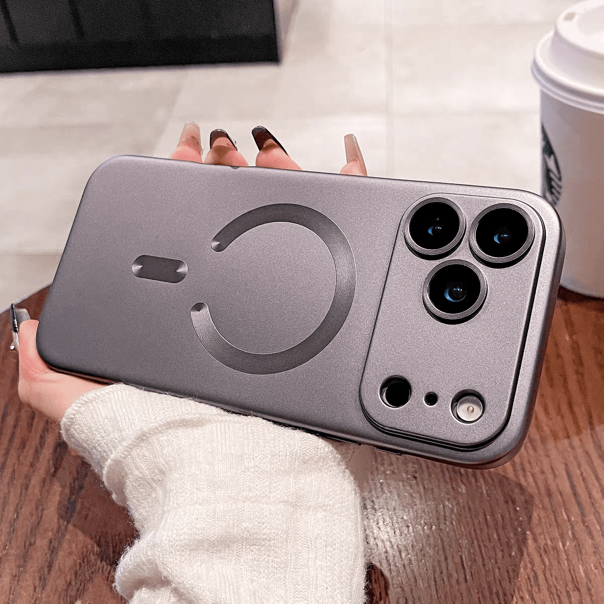 Coque souple magnétique à peinture métallisée pour iPhone 17 Air 16 E 15 14 Plus 13 12 11 Pro Max avec chargeur sans fil
