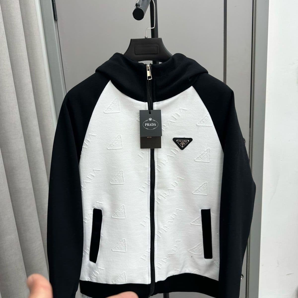 Veste triangle élégante et confortable à capuche pour homme et couple, tendance 2025.
