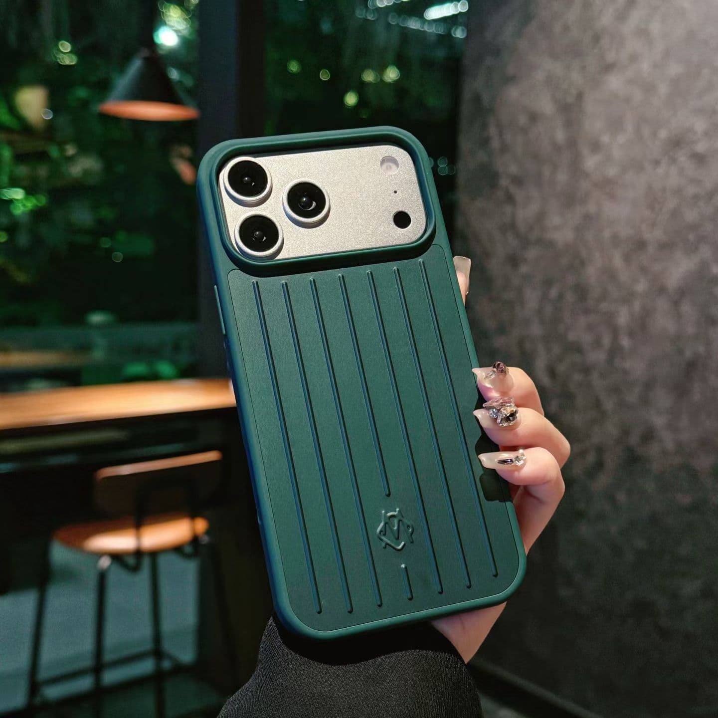Étui en alliage d'aluminium compatible avec iPhone 16 Pro Max, iPhone 15 et 14, protection intégrale tendance.