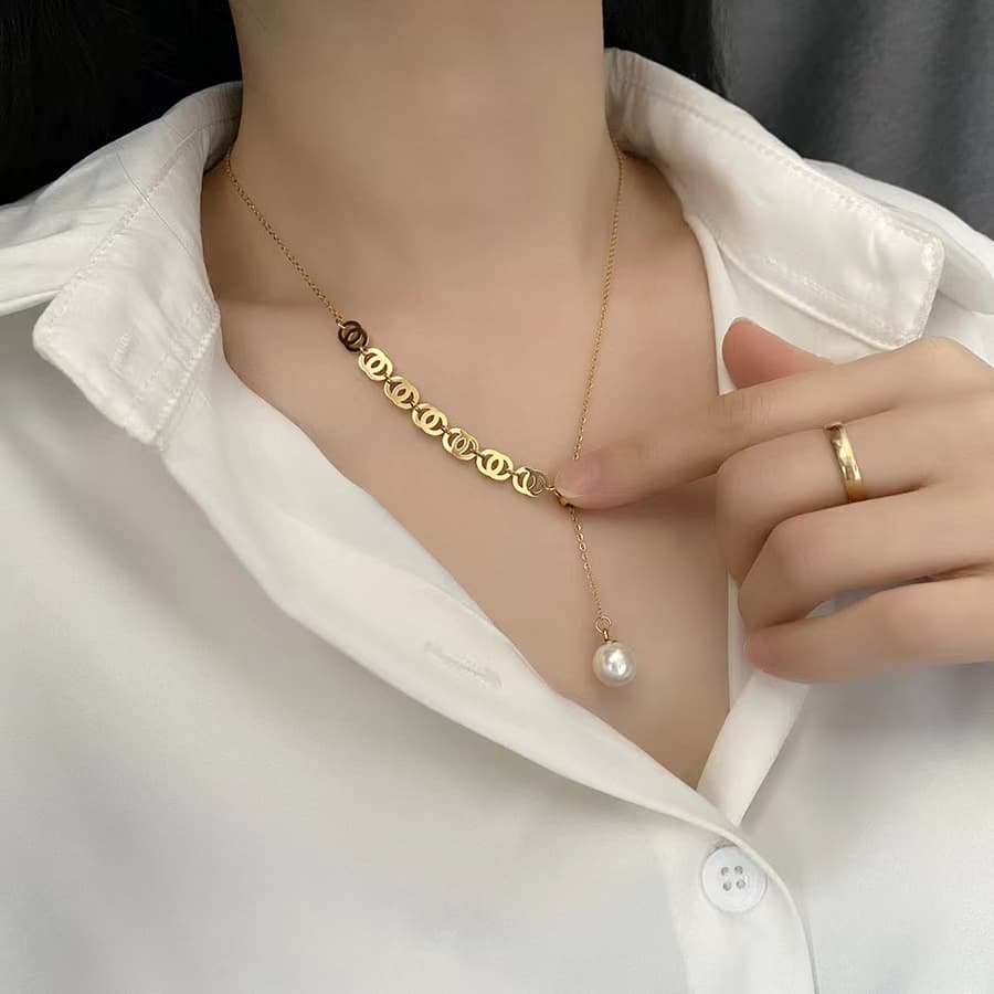 Necklace Light Luxury and niche 2022 new women's interlocking titanium steel temperament collarbone chain accessories