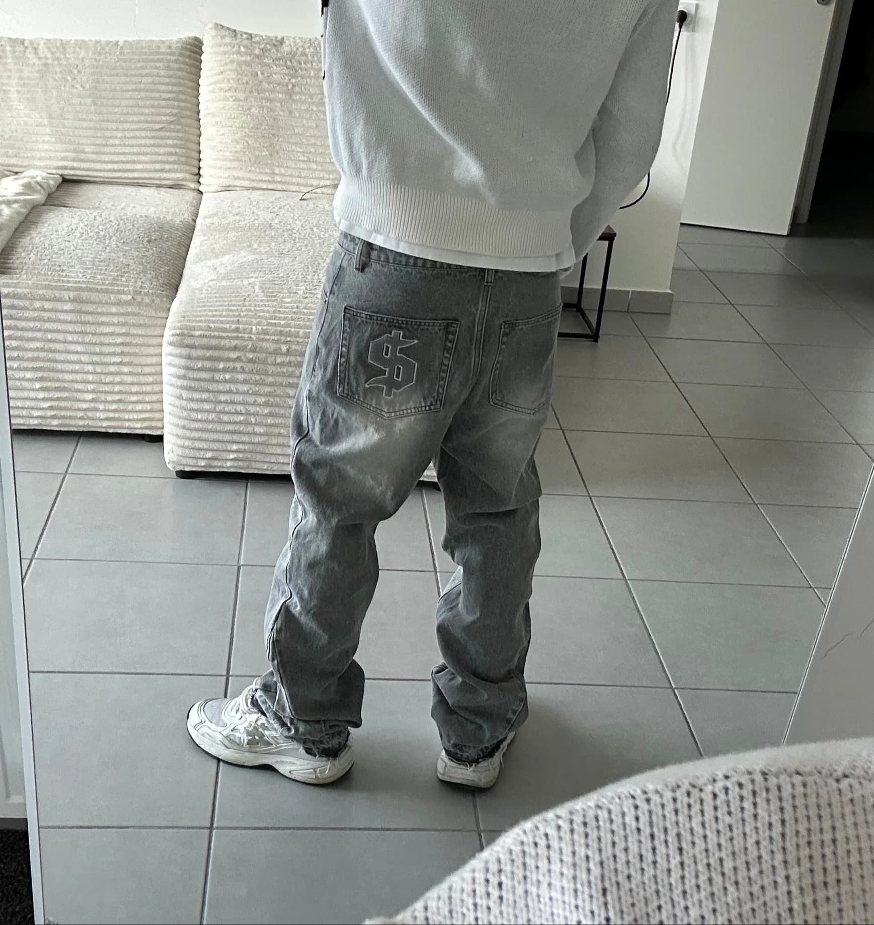 Jean délavé rétro américain, coupe droite, style européen, taille basse et bords francs.