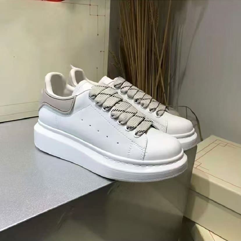 Baskets blanches à queue époxy pour l'été, chaussures de skate unisexes polyvalentes et non jaunissantes, avec graffiti 3D
