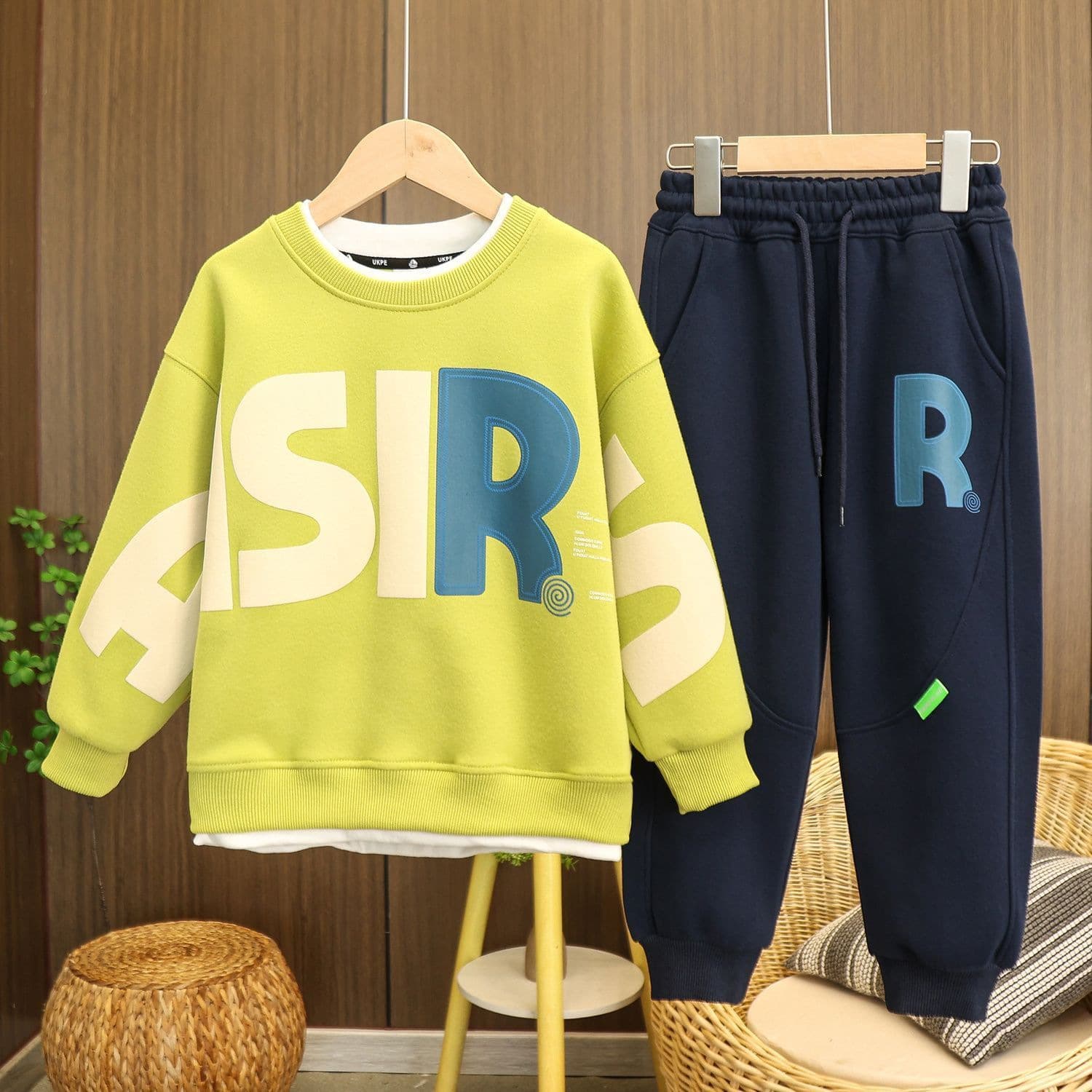 Teenage and guys Boys autumn suit autumn 2024 new two piece children's clothing handsome children's sweater pants two piece suit fashionable trend