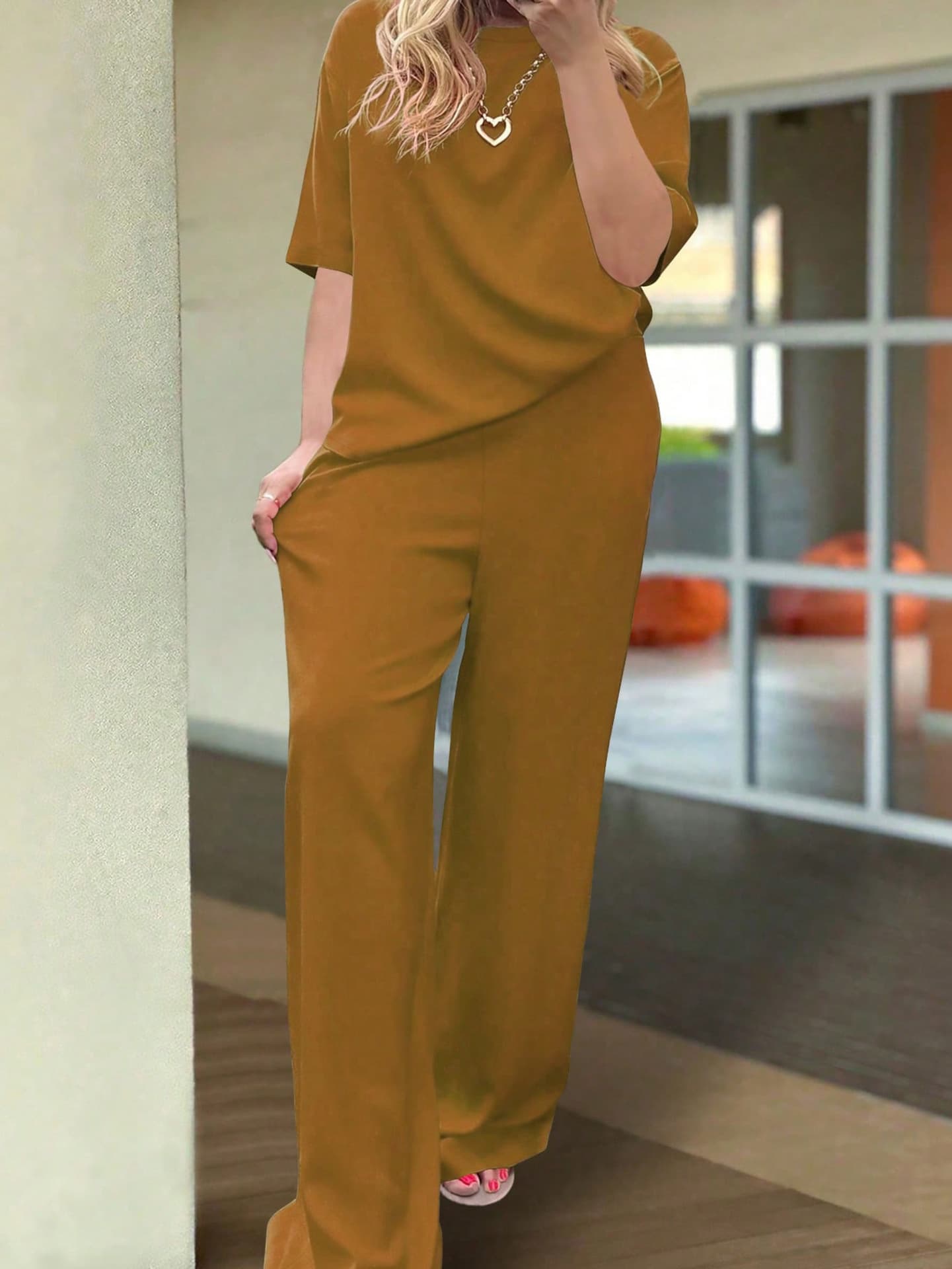 Ensemble d'été décontracté pour femme : pantalon uni, haut à manches courtes et col rond, taille élastiquée et poche.