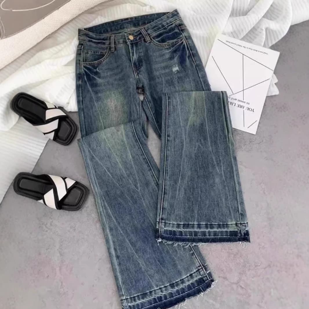 ​​"American Retro Low-Rise Flared Jeans For Women – Vintage Distressed Denim, Embroidered High Street Style, Slim Fit & Floor-Length"​​
