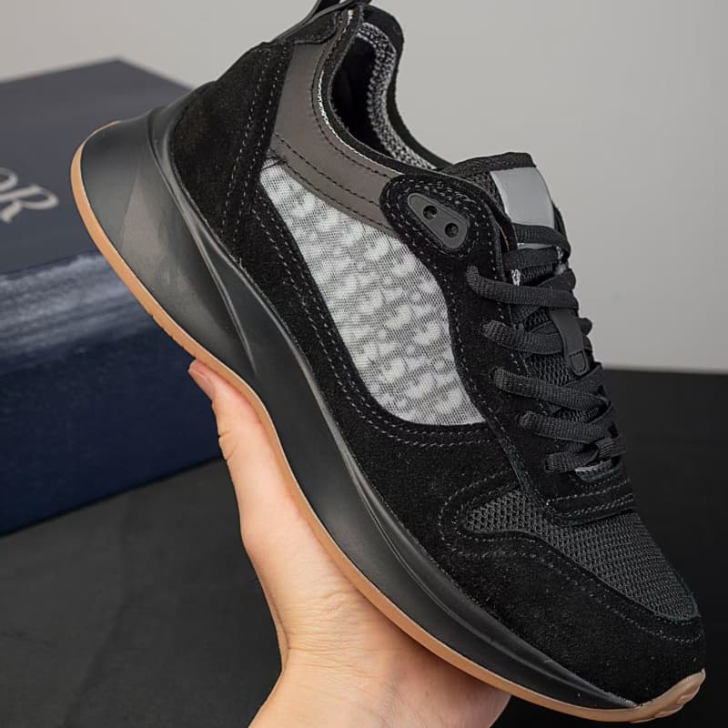 Nouvelles chaussures de course décontractées à imprimé lettre B25 avec brides à bout rond, tendance et confortables pour hommes et femmes.