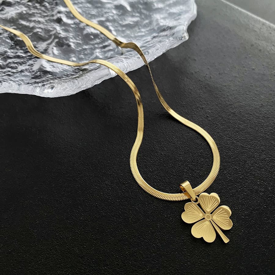 Four leaf clover pendant with niche design, high-end titanium steel necklace that won't fade, new spring 2023 Instagram
