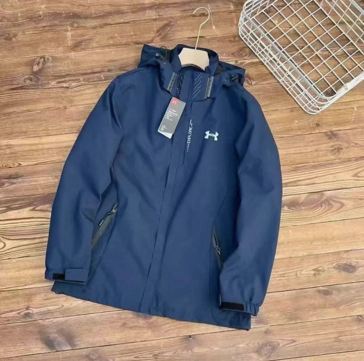Veste imperméable à capuche style Under Armour – Tissu technique coupe-vent, capuche ajustable, veste de pluie unisexe pour la randonnée et le q