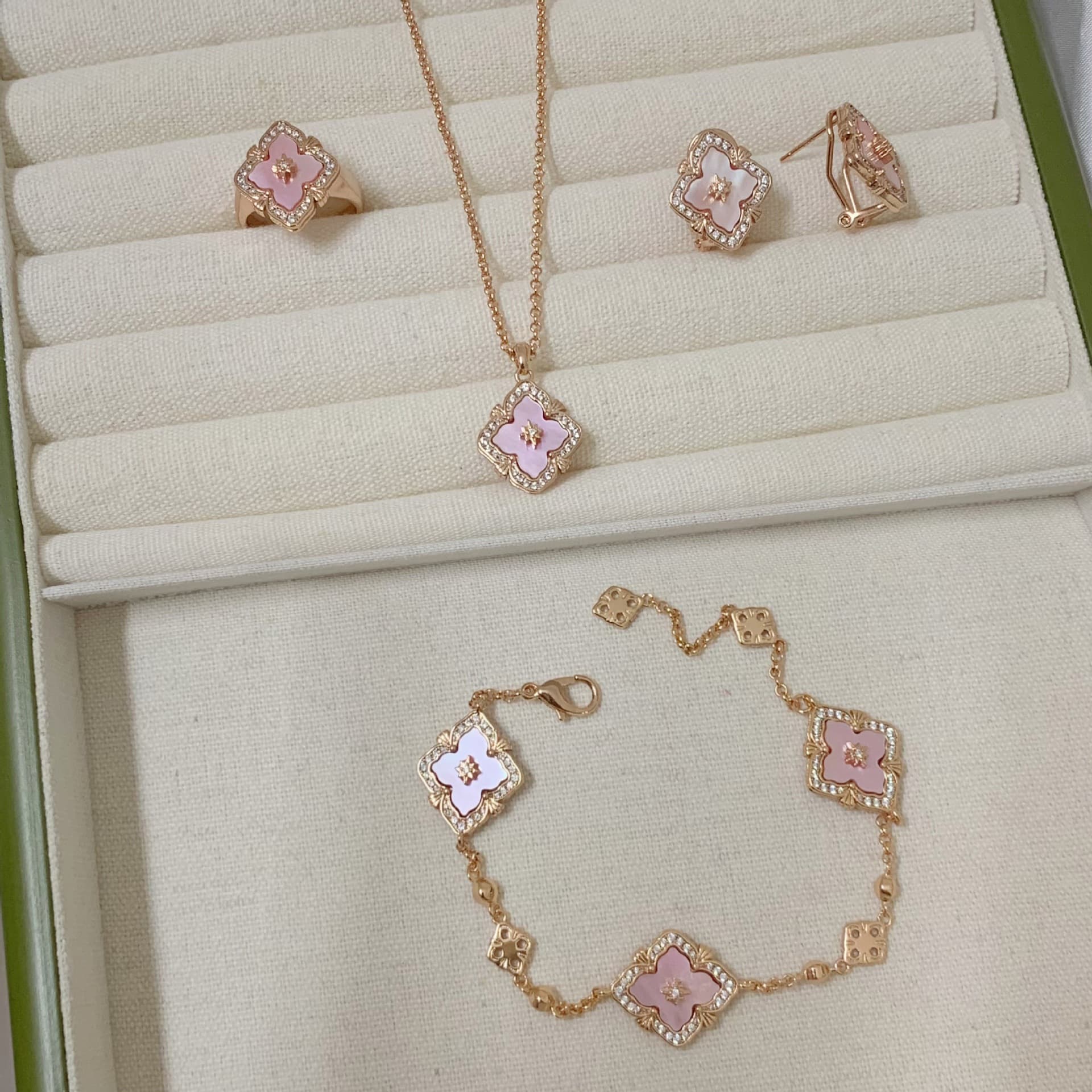 Italian Brushed Craft Cloth Qi Lati Natural Pink Mother-of-Pearl Three-Flower Bracelet For Women With Diamond-Encrusted