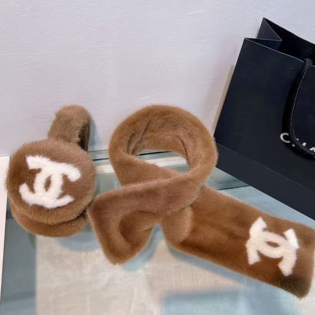 Cache-oreilles/couvre-bras en fourrure de lapin doublée du logo Double C. Un indispensable pour rester au chaud en hiver. Vente directe d'usine.