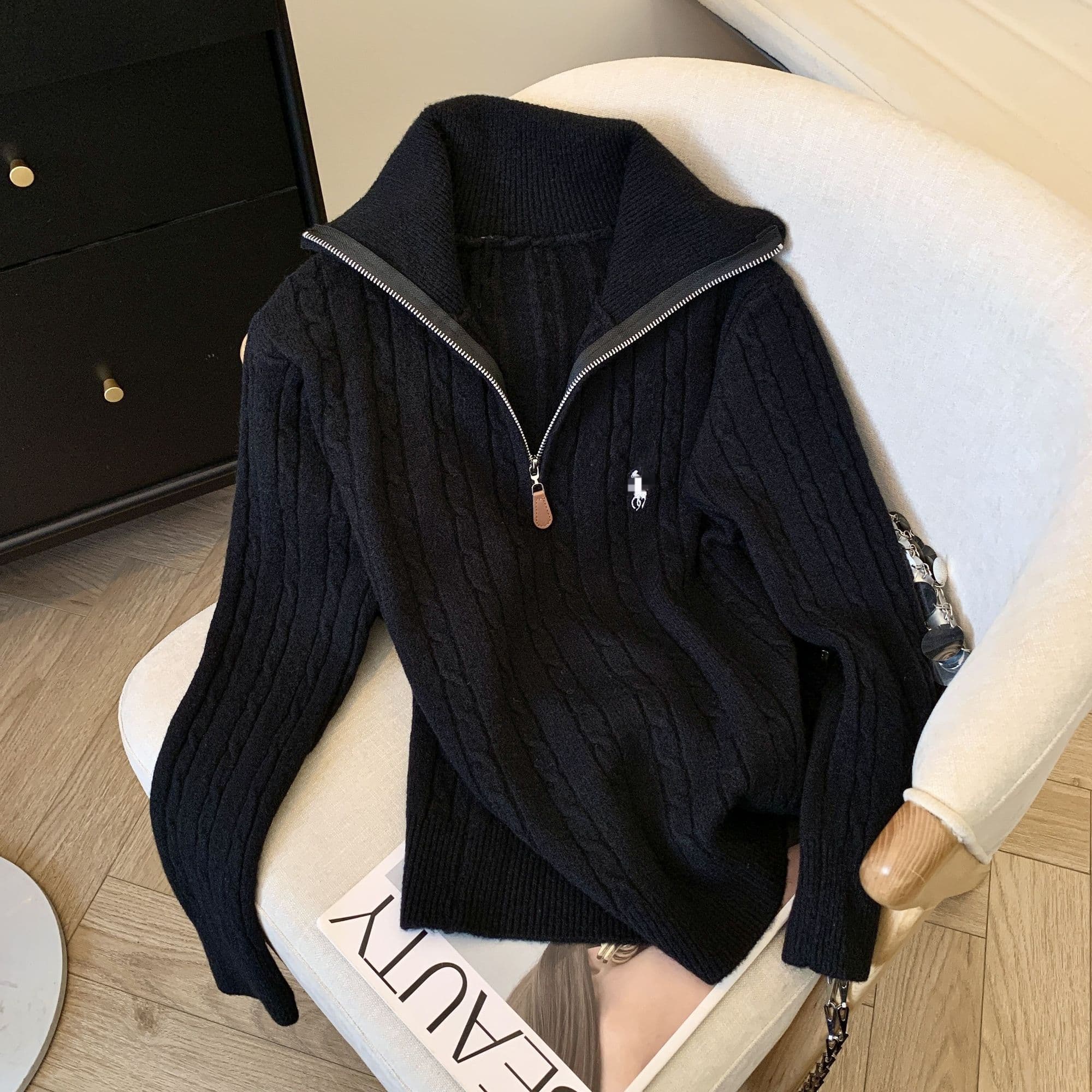 Le nouveau design de la collection automne 2025 comprend un pull à revers semi-zippé de niche et un haut en tricot ample pour femme.