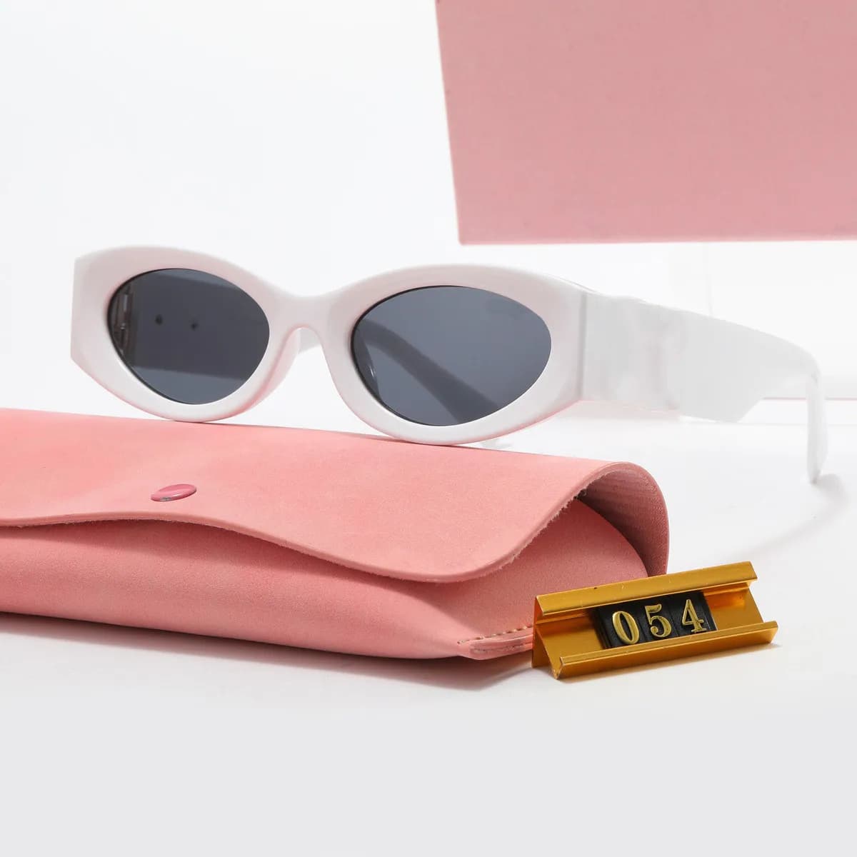 Lunettes de soleil MM de haute qualité, style œil de chat, monture fine, monture rétro élégante idéale pour les vacances.