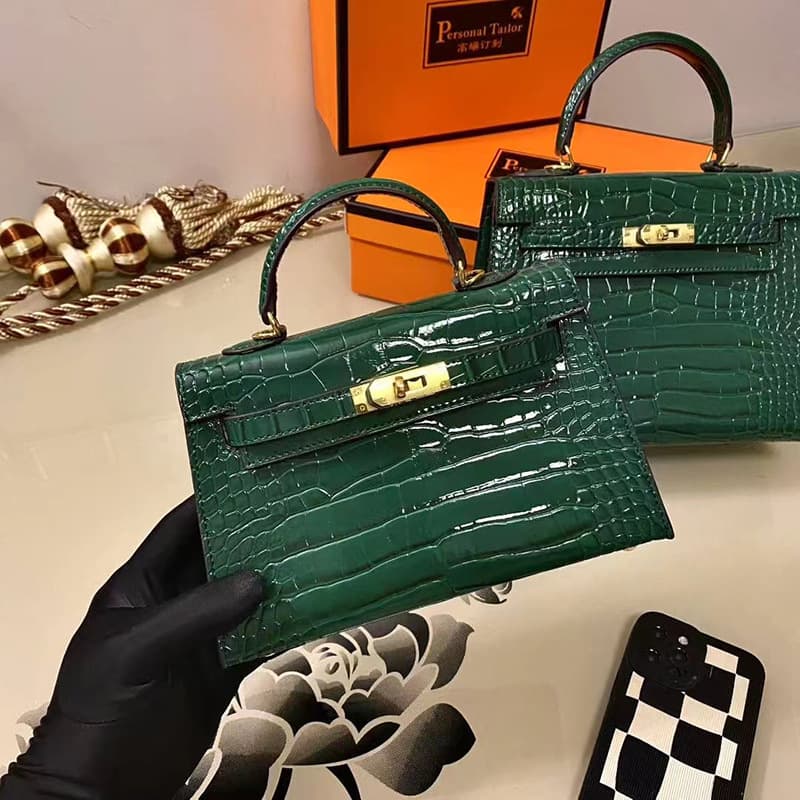 Sac à main Mini Kelly de deuxième génération en cuir véritable à motif crocodile pour femme (collection 2026), porté épaule.