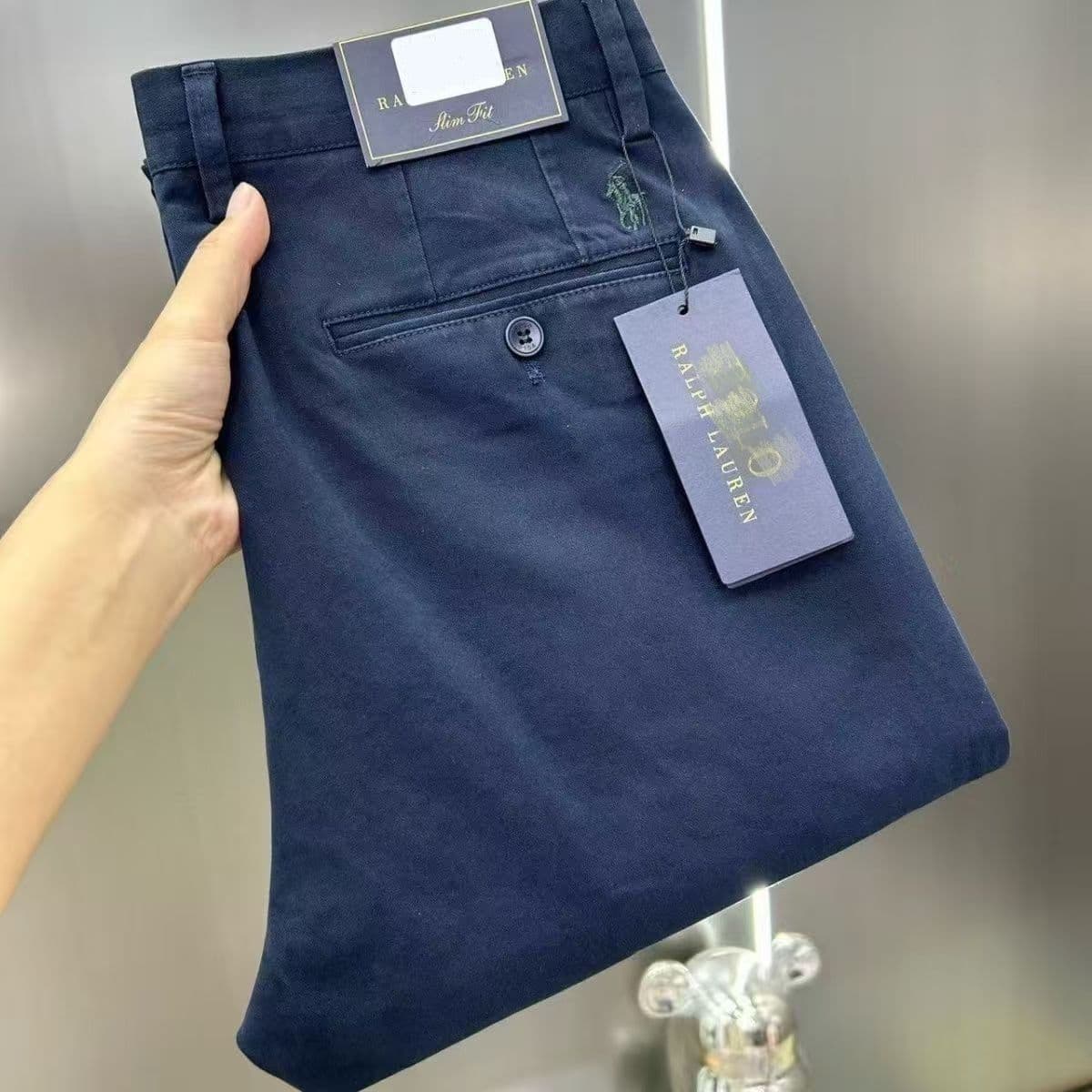 Chemise homme tendance brodée, motif chevalier et cheval de guerre, coupe slim, élastique, infroissable et polyvalente. Style décontracté et prof