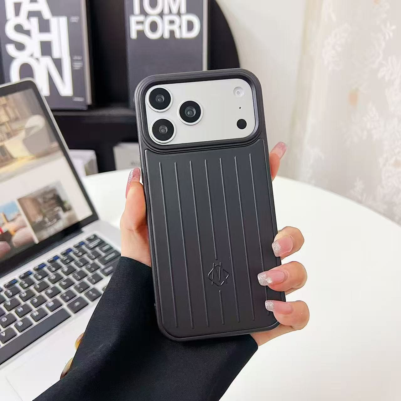 Compatible avec iPhone 17 Pro Max, 16, 15, 14, 13 Premium et Plus. Coque en silicone souple, transparente et élégante, résistante aux chutes et or