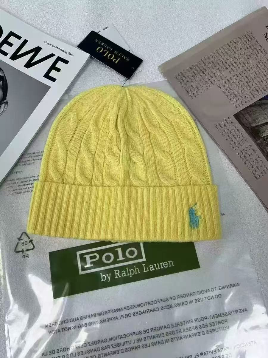 Polo gris en laine chaude brodée du logo Ralph Lauren (réf. 2025RL), idéal pour les couples par temps froid.