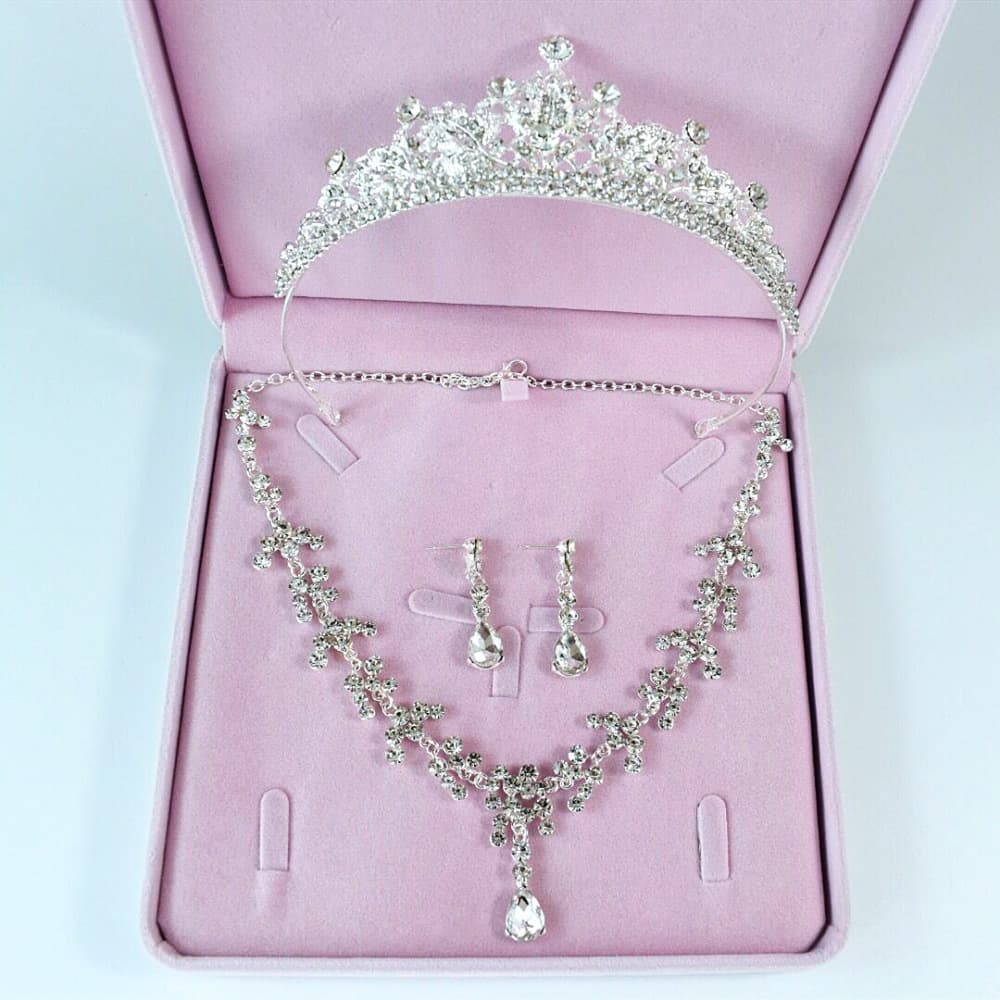 New bridal jewelry, diamond bridal crown, three-piece wedding dress, accessories, headwear, hair accessories, photo studio shooting
