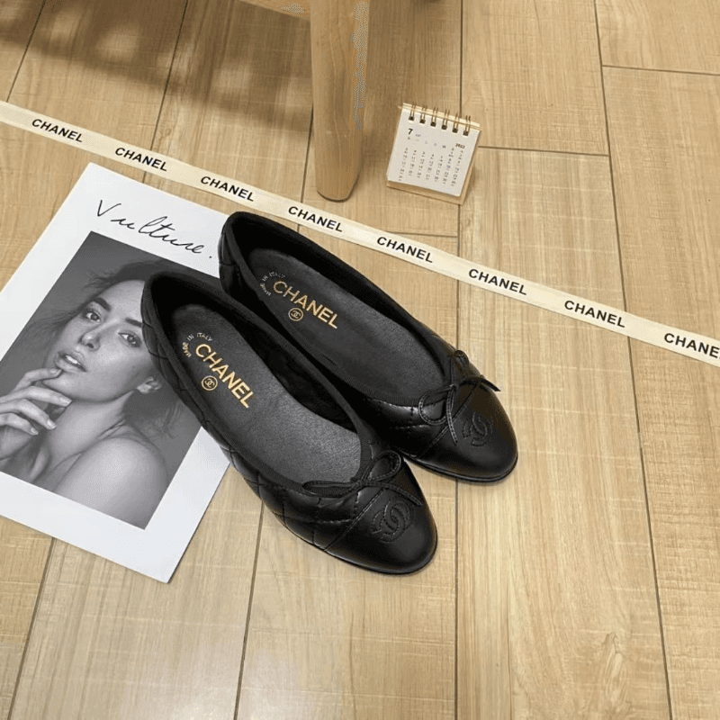 Chaussures plates Chanel style 2022, nouveauté mode femme avec nœud, ballerine féérique dorée, à bout ouvert.