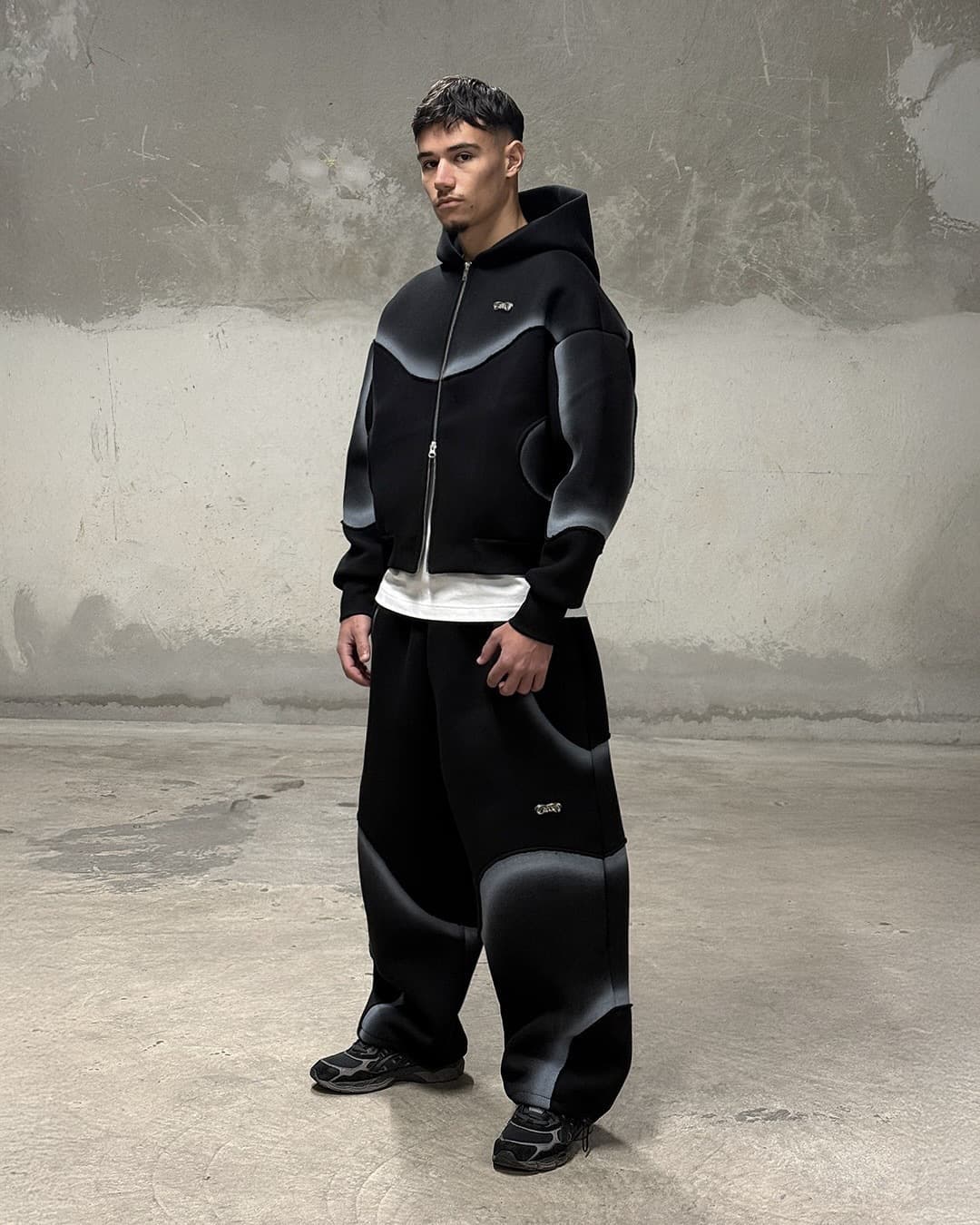 Sweat à capuche streetwear post-apocalyptique d'inspiration cyberpunk, imprimé vieilli, fermeture éclair et doublure polaire – Vêtements techni