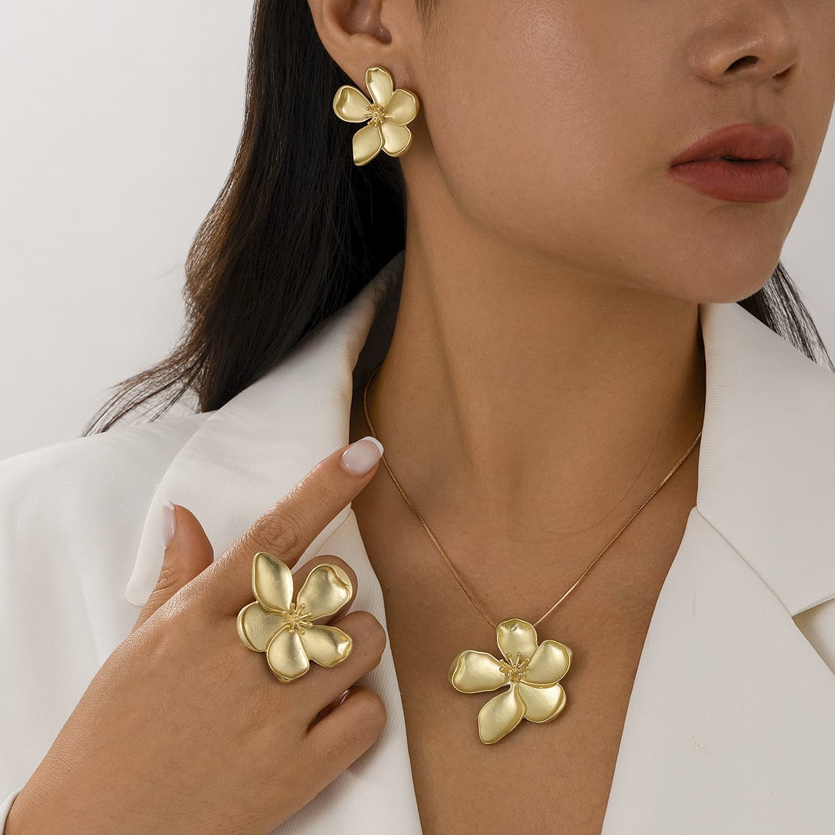Women's Jewelry Set Fashion Curled Five Leaf Flower Stamen Snake Chain Set Necklace Small Fresh Copper Chain Alloy Clavicle Chain