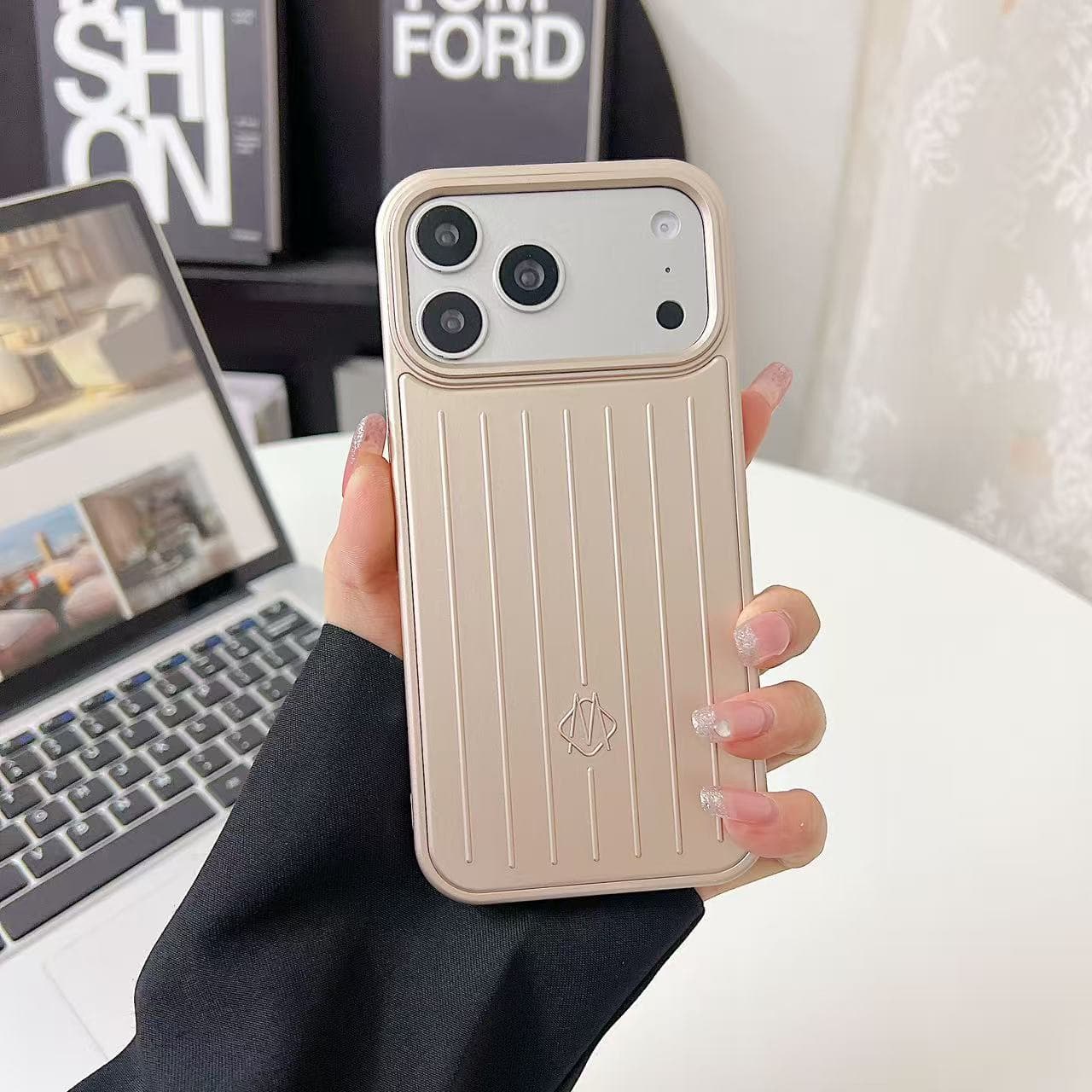 Compatible avec iPhone 17 Pro Max, 16, 15, 14, 13 Premium et Plus. Coque en silicone souple, transparente et élégante, résistante aux chutes et or