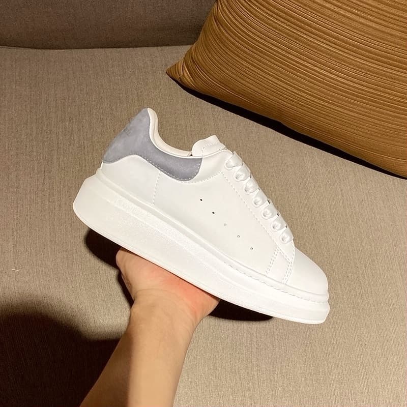 Baskets McQuee blanches polyvalentes pour hommes, collection automne 2026, plateforme en cuir véritable à semelle épaisse rehaussant la silhouette