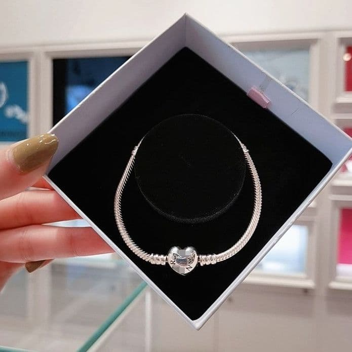 Bracelet basique pour femme avec fermoir en forme de cœur et chaîne en os de serpent.