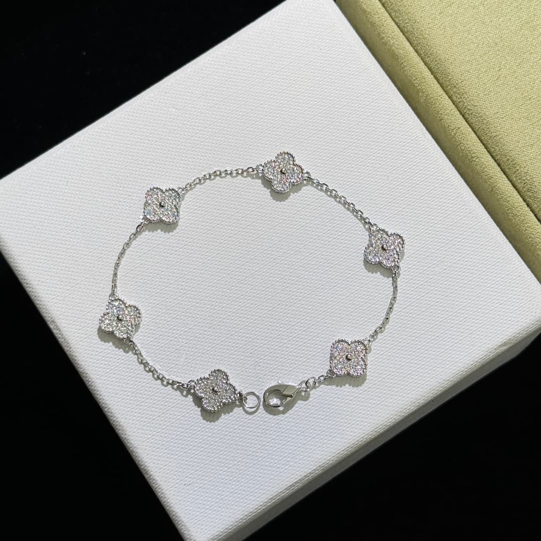 Fanjia's Classic Bestseller, Full-diamond 6⃣ Six-flower Mini Is Huge Hit At The Stores. Suitable Wider Range Of People Looks Super