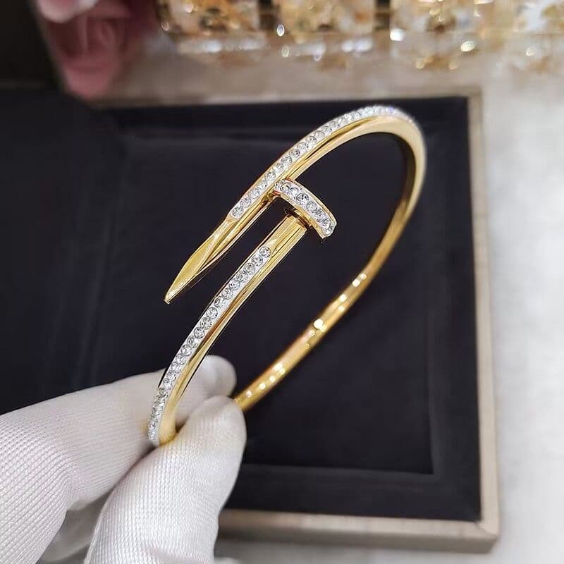 Bracelet de créateur incrusté de zircons et de diamants, élégant et incolore.