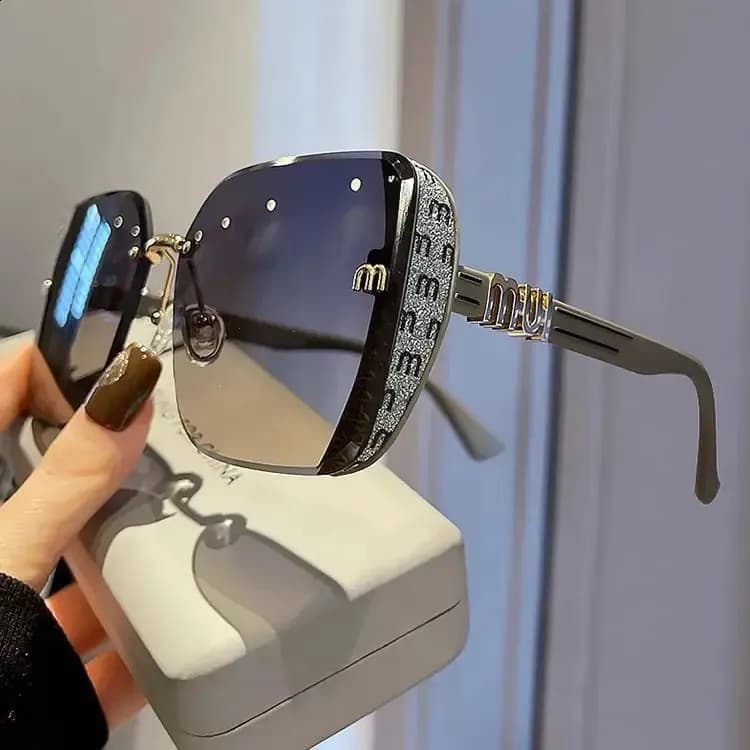 Lunettes de soleil tendance MIU pour femmes, verres solaires anti-lumière forte, style vintage, sans monture, UV400, 240812