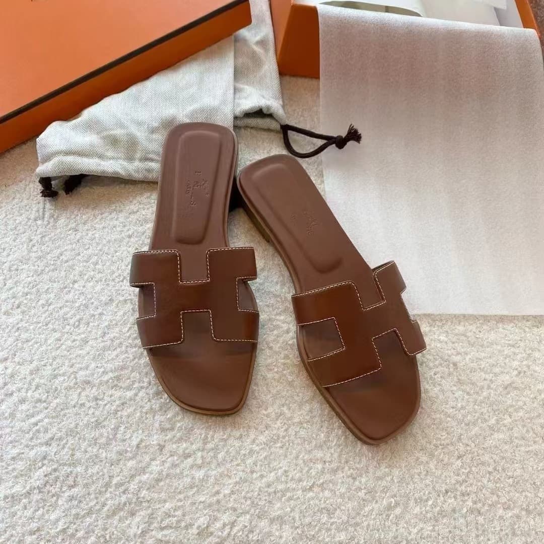 Chaussons plats en peau de mouton pour femmes, version haute tendance, entièrement brodés, à une bride, pour l'extérieur