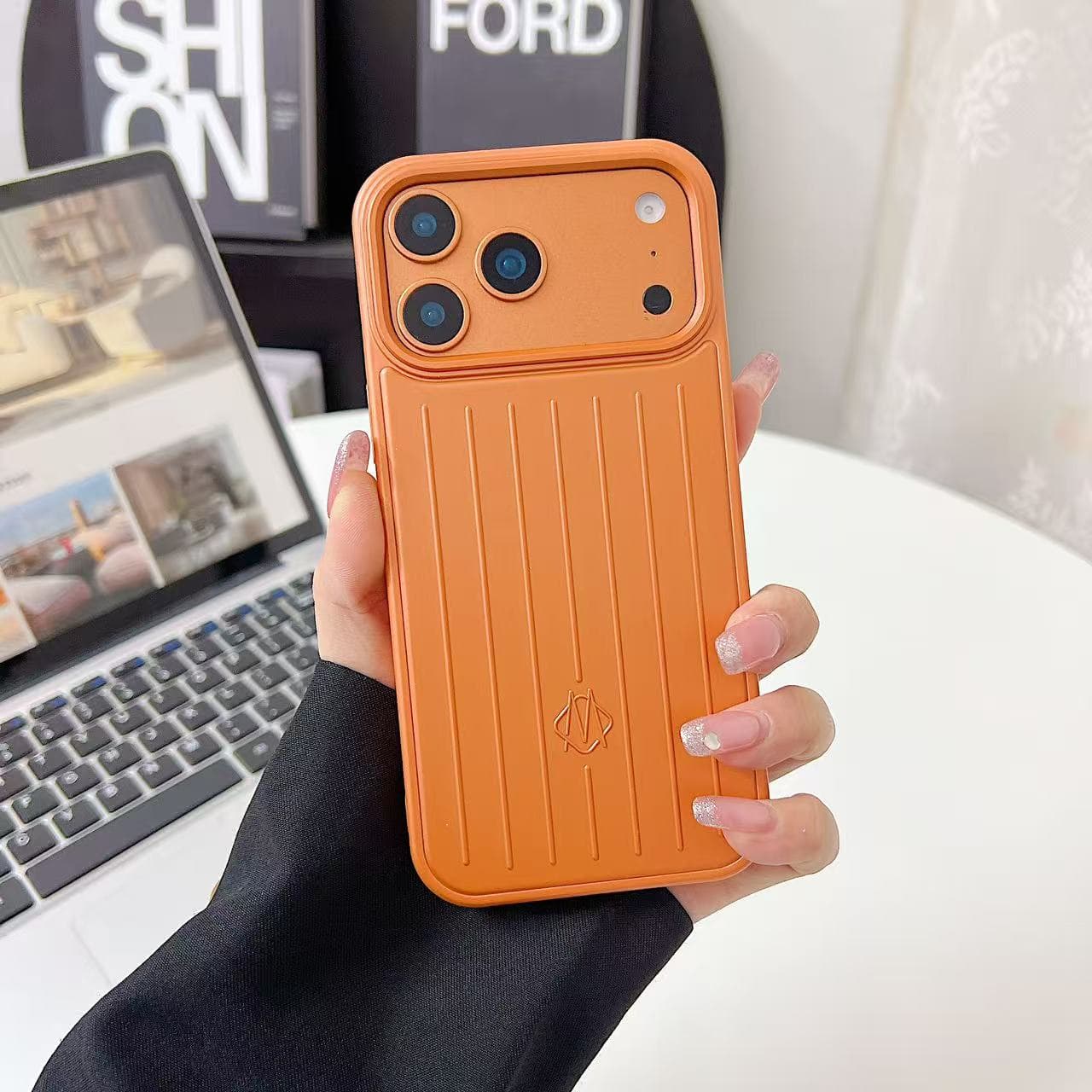 Compatible avec iPhone 17 Pro Max, 16, 15, 14, 13 Premium et Plus. Coque en silicone souple, transparente et élégante, résistante aux chutes et or
