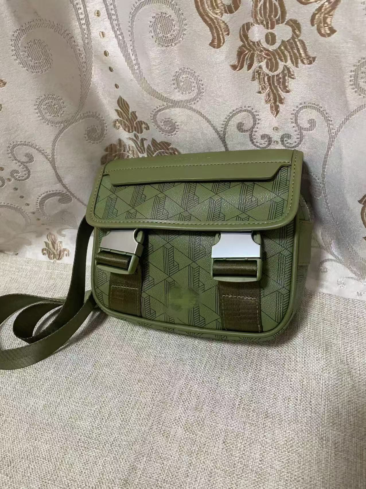 Sac bandoulière homme tendance à imprimé rétro, style décontracté, avec rangement pour téléphone.