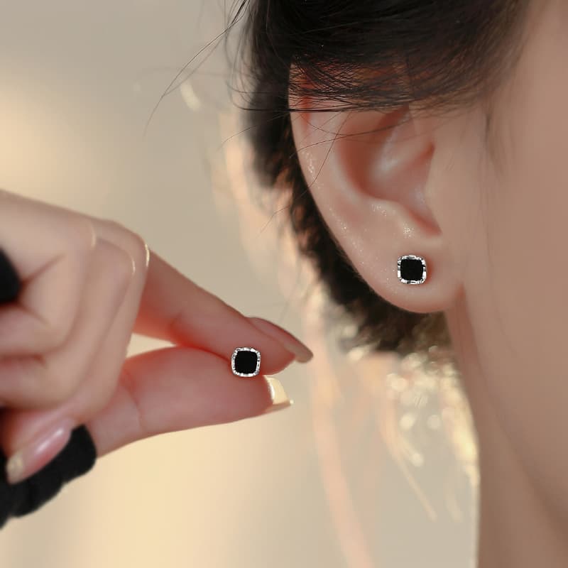 New Simple Square Stud For Women, Light Luxury Niche Design, Black Earrings, Everyday Versatile Small Earrings