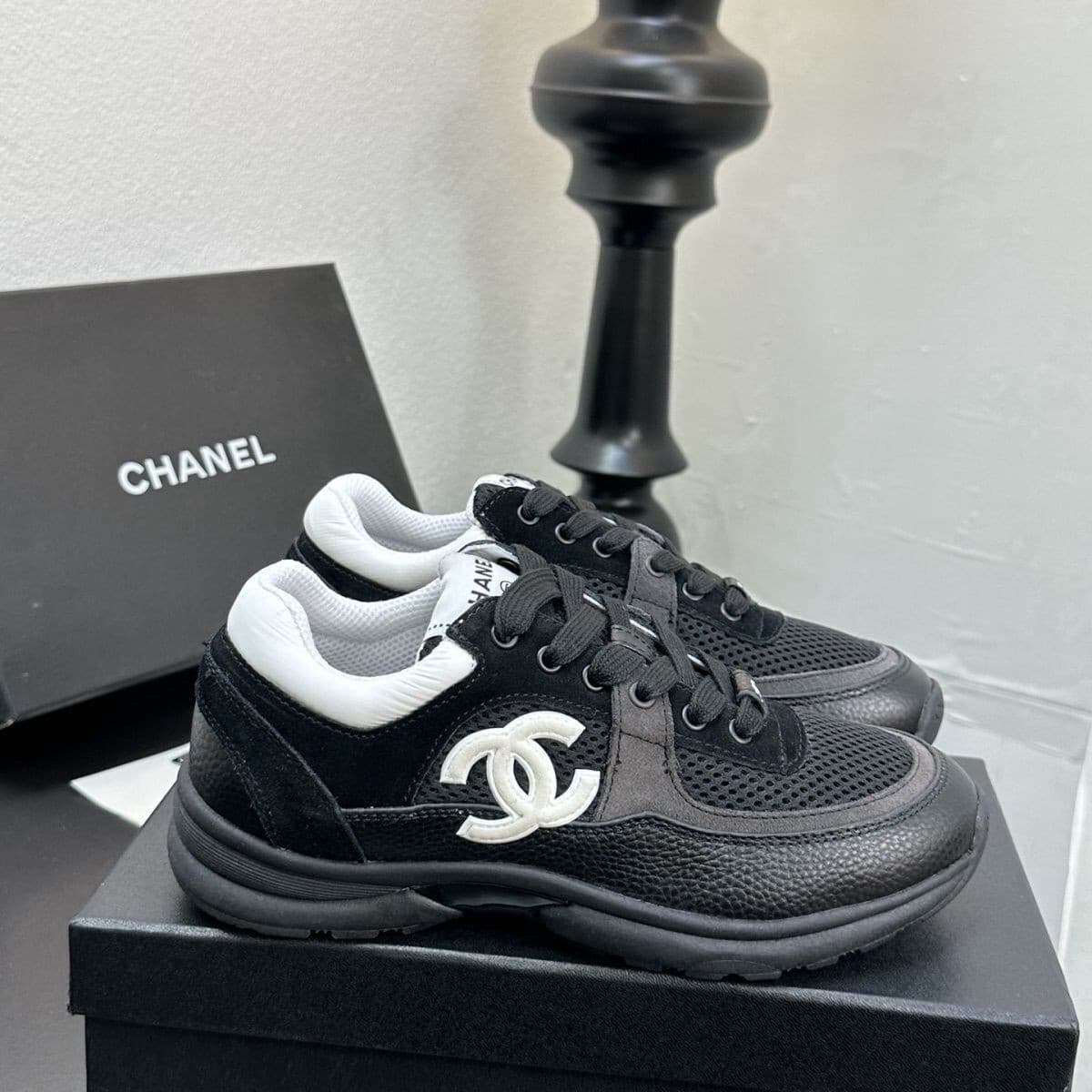 Chaussures blanches polyvalentes de style Chanel, classiques et polyvalentes, idéales pour le printemps et l'automne.
