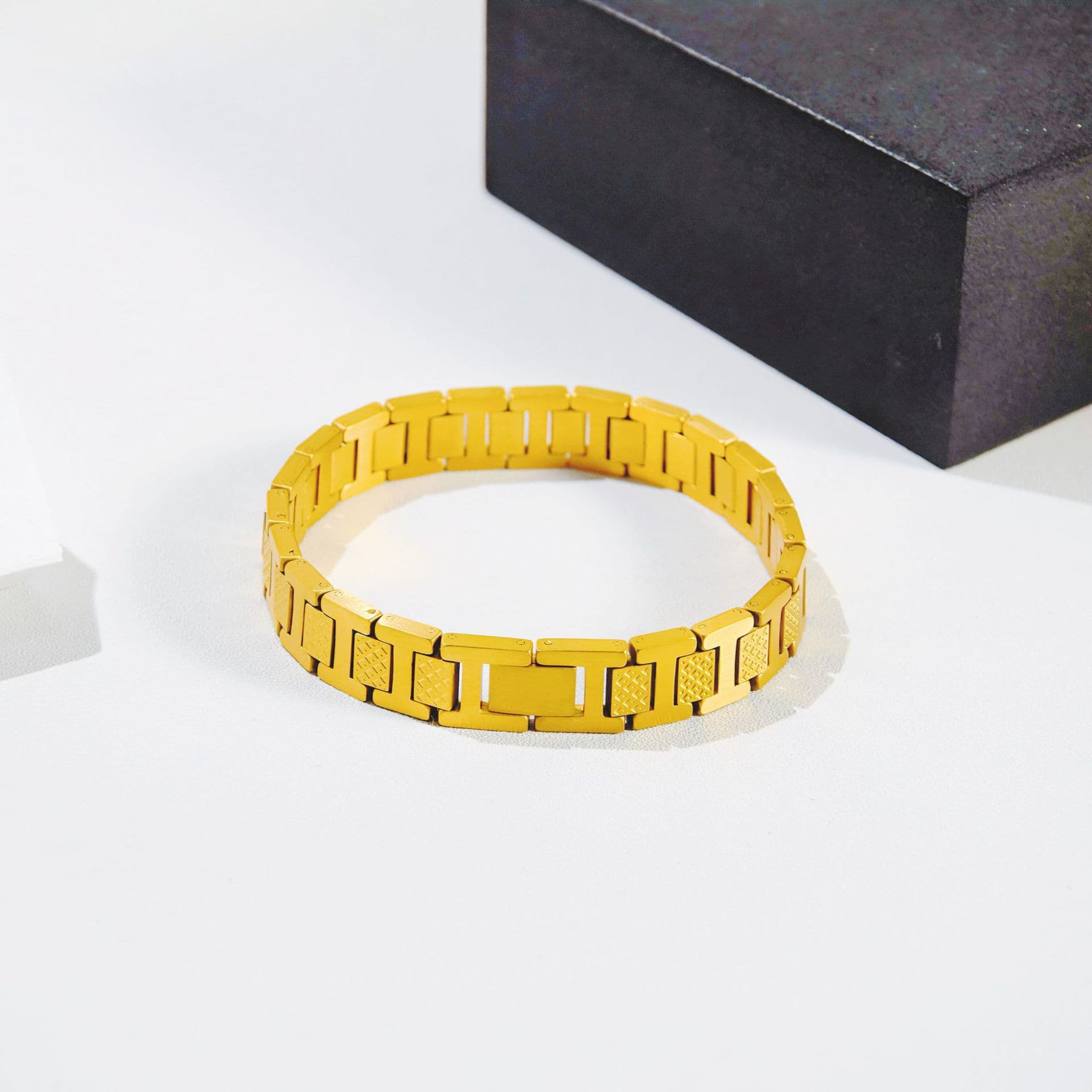 Bracelet à breloques en acier titane, bracelet léger et luxueux doré, bijou de main inaltérable, bracelet crocodile ajustable
