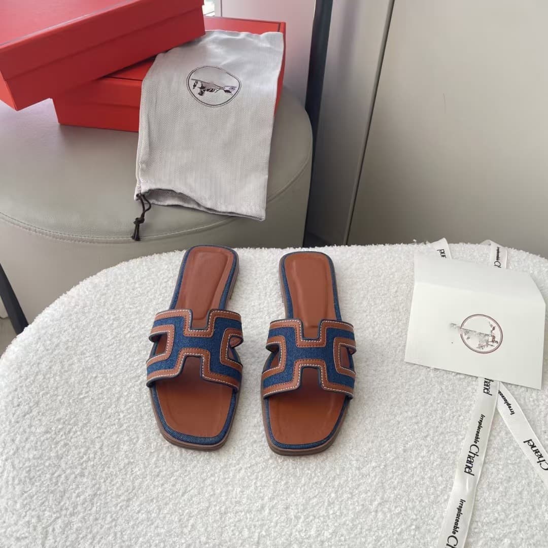 Chaussons plats en peau de mouton pour femmes, version haute tendance, entièrement brodés, à une bride, pour l'extérieur