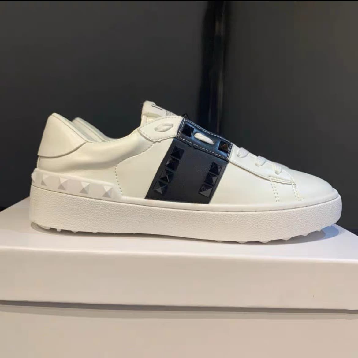 Hualun V – petites chaussures blanches à rivets en cuir pour hommes et femmes, polyvalentes, quatre saisons, pour la maison, loisirs, printemps au