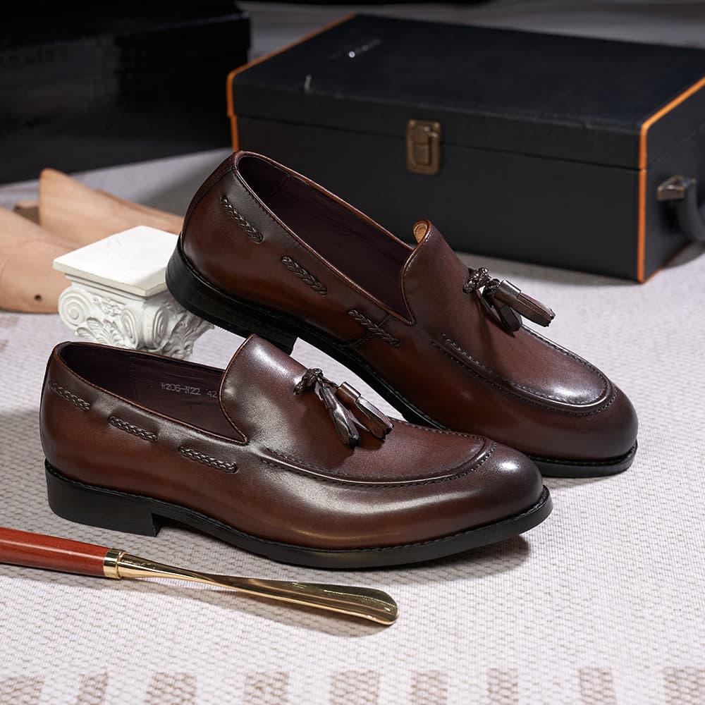 New tassel loafers men's leather cowhide pointed slip-on men's shoes Business casual leather shoes men's dress shoes